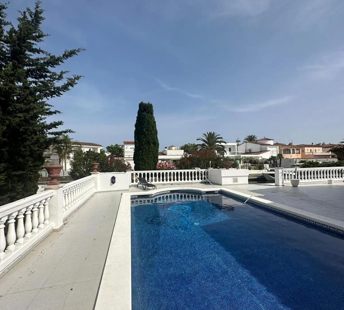 Casa Con Piscina Y Amarre Soleada Villa Empuriabrava Spain